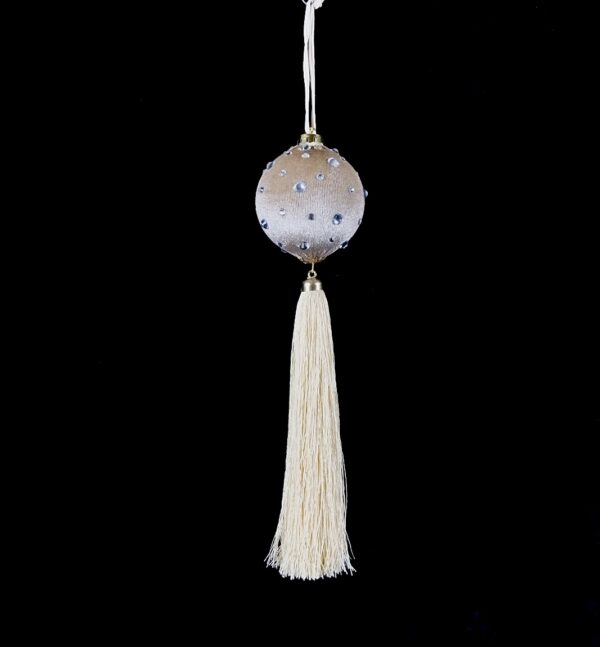 Елочное украшение Бархатный бежевый шар с кистью Елочное украшение Бархатный бежевый шар с кистью